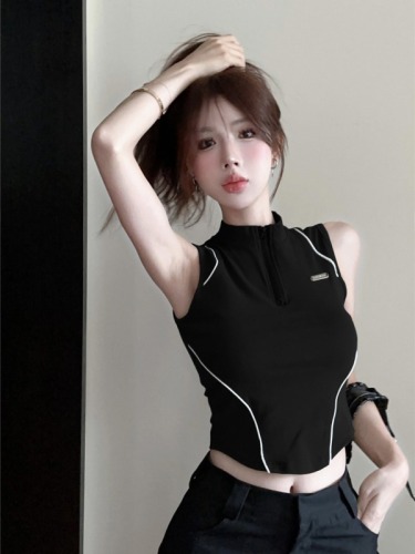 Real shot of high-end sports vest with American design lines, sweet and cool hot girl top for women in summer