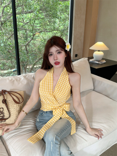 Real photos of seaside outfits, Hong Kong-style halterneck camisole for women to wear outside and inside, sexy hot girl design tops