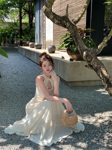 Real shot of French sweet and gentle style lace halter top + sweet French gentle style long skirt with large skirt