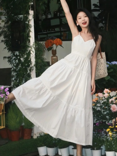 2024 new summer style French V-neck white suspender dress for women with waist design and niche temperament small skirt