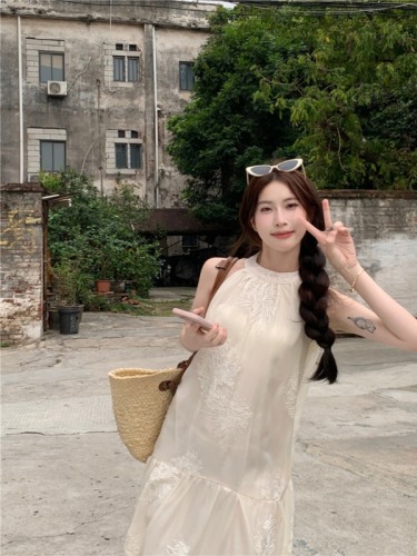 Actual shot of new style French retro sleeveless halterneck off-shoulder dress for women with high-end temperament and long style