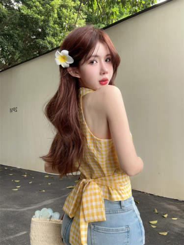 Real photos of seaside outfits, Hong Kong-style halterneck camisole for women to wear outside and inside, sexy hot girl design tops