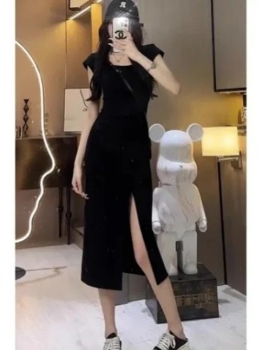 Designed waist-slimming irregular pleated dress for hot girls with slit and hip-covering and knee-length skirt