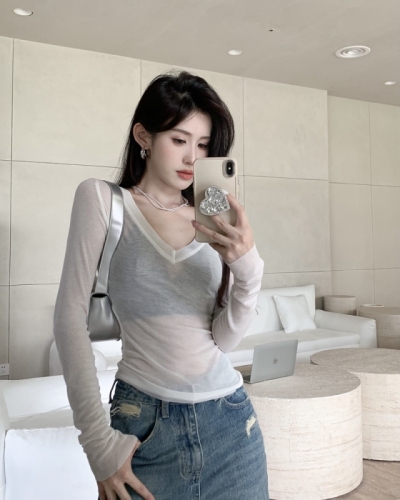Real photos of hot girl-style paper people slimming tips ~ V-neck slightly see-through bottoming shirt long-sleeved T-shirt sun protection top
