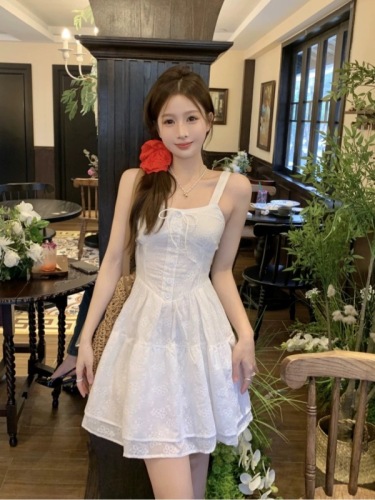 French first love style white fluffy suspender skirt for a petite person with a sweet temperament and slim look to wear with a pure lust dress