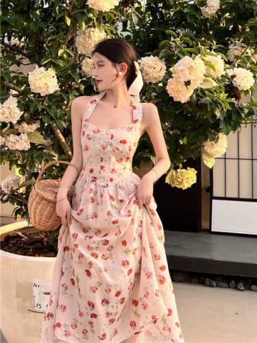 French retro floral halterneck dress 2024 new women's summer temperament high-end niche design suspender skirt