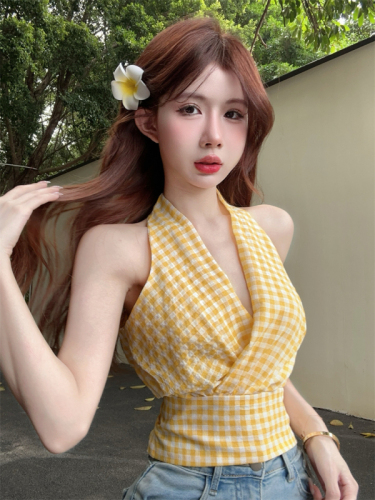 Real photos of seaside outfits, Hong Kong-style halterneck camisole for women to wear outside and inside, sexy hot girl design tops