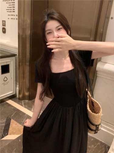 Actual shot of new style French gentle style square collar solid color simple dress