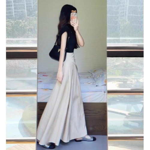 This year's popular two-piece skirt, niche black top, a-line skirt, hits the streets, age-reducing fashion suit, new summer style