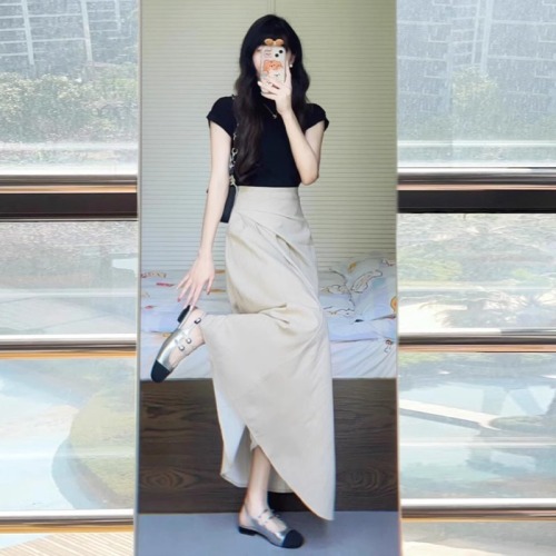 This year's popular two-piece skirt, niche black top, a-line skirt, hits the streets, age-reducing fashion suit, new summer style