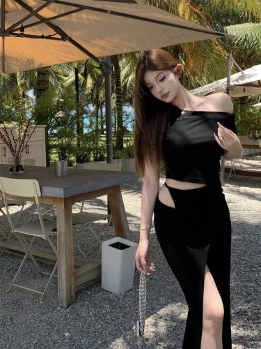 Real shot!  One-shoulder high-end short-sleeved top, pure sexy and irregular hollow hip-covering slit skirt suit
