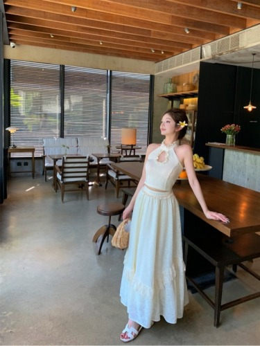 Real shot of French sweet and gentle style lace halter top + sweet French gentle style long skirt with large skirt