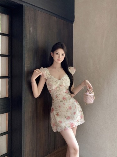 Real shot of a mesh floral dress with a niche sweet girl temperament and a sense of design