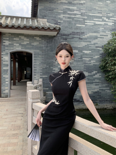 Real shot of Chinese-style modified cheongsam dress with long slit