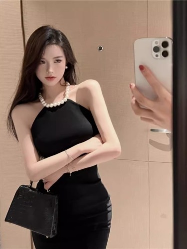 Real shot of figure-showing halterneck pearl suspender slim-fitting pleated waist-covering belly-covering hip slit mid-length skirt
