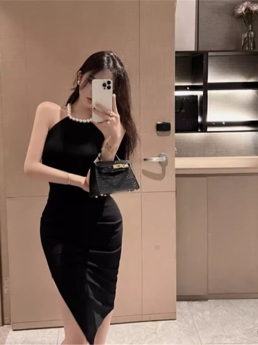 Real shot of figure-showing halterneck pearl suspender slim-fitting pleated waist-covering belly-covering hip slit mid-length skirt