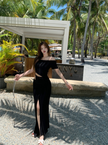 Real shot!  One-shoulder high-end short-sleeved top, pure sexy and irregular hollow hip-covering slit skirt suit