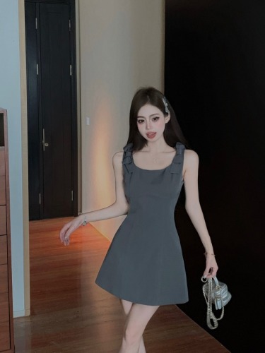 Real shot!  Age-reducing bow, fashionable, playful, tall and slim dress, suspender skirt, short skirt