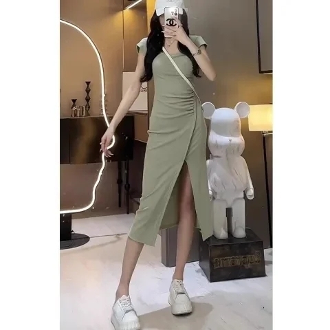 Designed waist-slimming irregular pleated dress for hot girls with slit and hip-covering and knee-length skirt