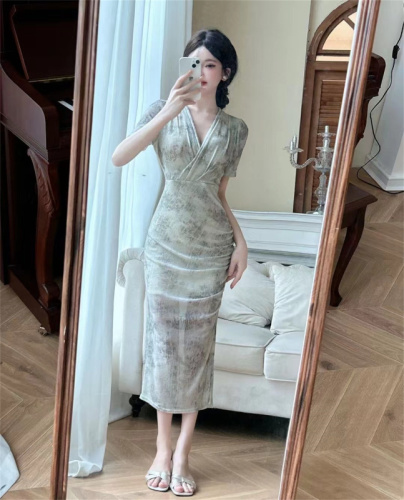 Real shot of V-neck short-sleeved dress for women, waist slimming skirt