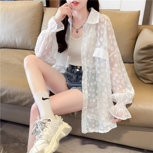 Actual shot of Internet celebrity ins trendy and super popular sun protection clothing for women in summer, loose and casual design, niche and versatile tops