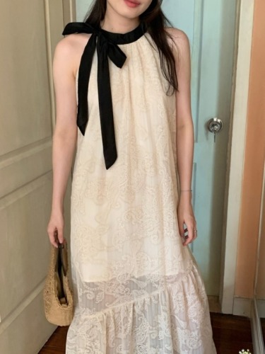 Actual shot of a French-style elegant halterneck lace-up bow contrasting color sleeveless jacquard splicing fishtail dress