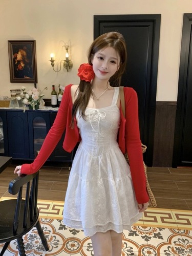 French first love style white fluffy suspender skirt for a petite person with a sweet temperament and slim look to wear with a pure lust dress