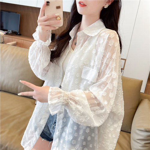 Actual shot of Internet celebrity ins trendy and super popular sun protection clothing for women in summer, loose and casual design, niche and versatile tops