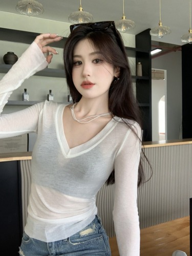 Real photos of hot girl-style paper people slimming tips ~ V-neck slightly see-through bottoming shirt long-sleeved T-shirt sun protection top