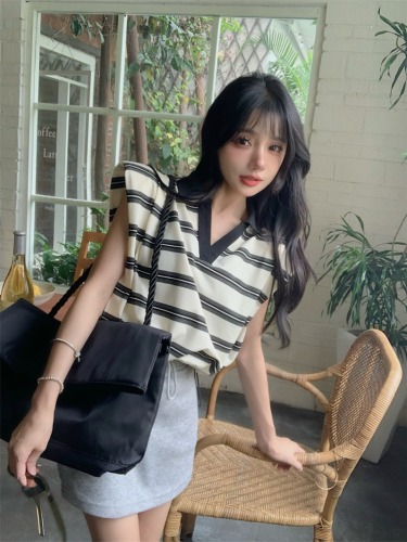 Real shot~New fashionable reverse collar striped T-shirt
