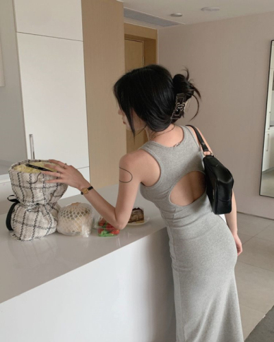Gray sleeveless vest dress for hot girls in spring. Slim-fitting, chic, high-end, backpack-butt-revealing long skirt.