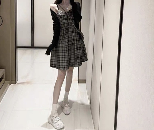 French retro Hepburn plaid suspender dress for women 2024 summer high-end small sweet and spicy skirt