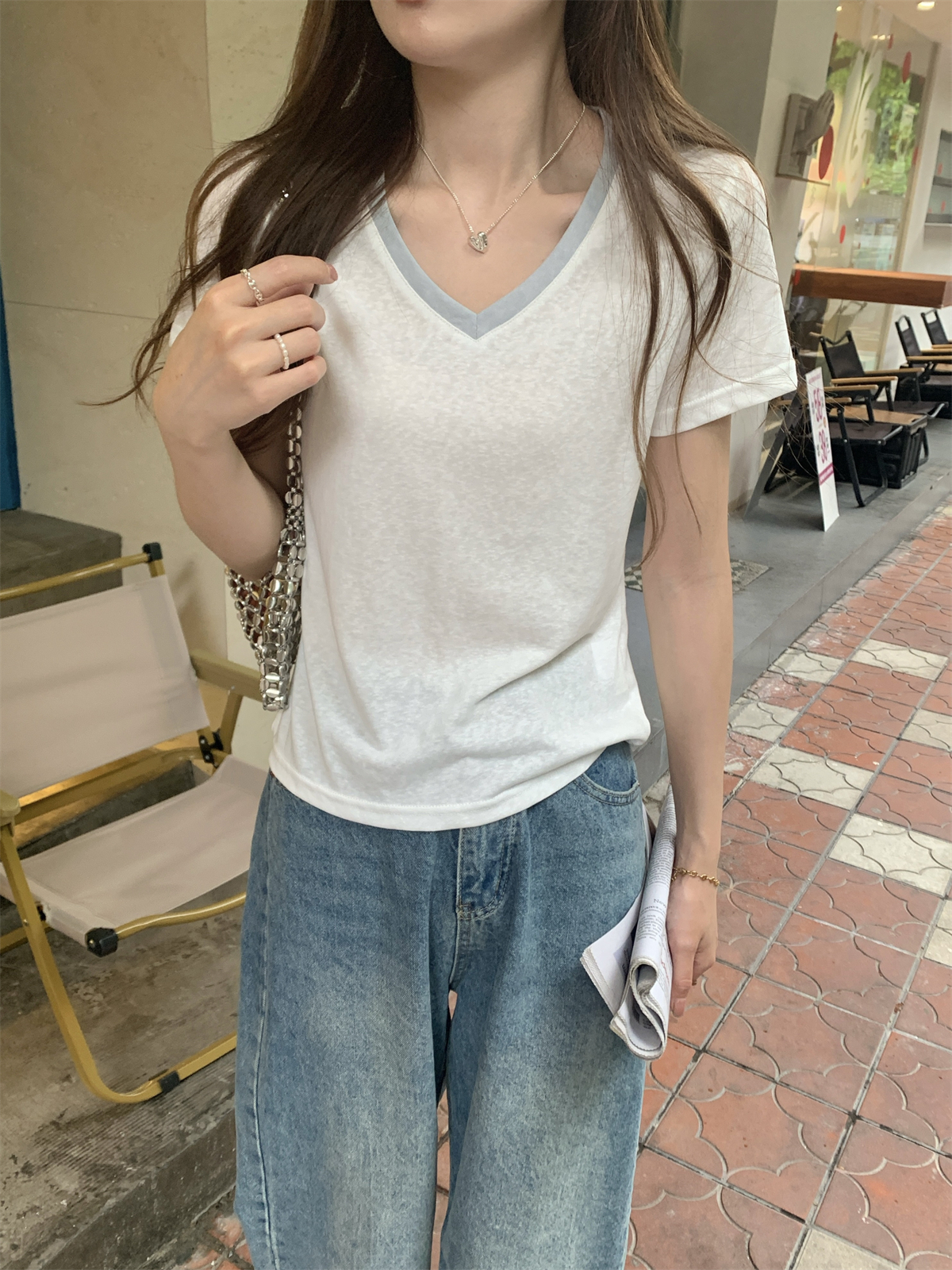 Actual shot of summer Korean style v-neck contrasting color temperament versatile skin-friendly short-sleeved T-shirt top for women