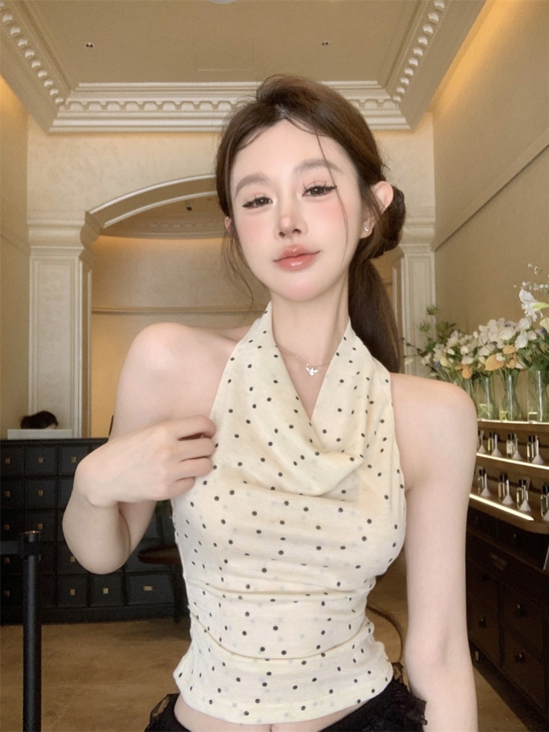 Real shot of polka dot halter neck off-shoulder top for women in summer new niche chic swing collar hot girl vest