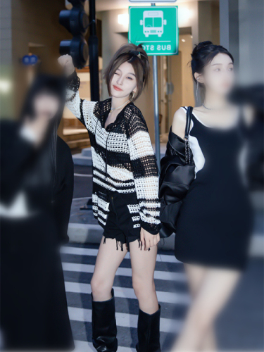 Internet celebrity black and white striped empty sweater women's early autumn 2024 new style temperament sweater long-sleeved top