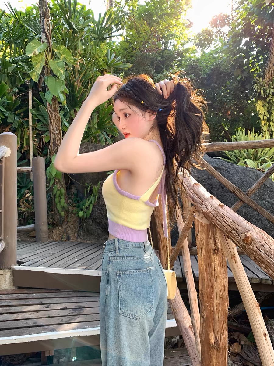 Your lazy llan actress's private clothes pure desire backless hot girl's scheming knitted halterneck strap