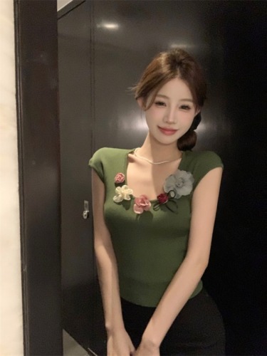Actual shot~ Designed three-dimensional flower round neck slim fit knitted sweater