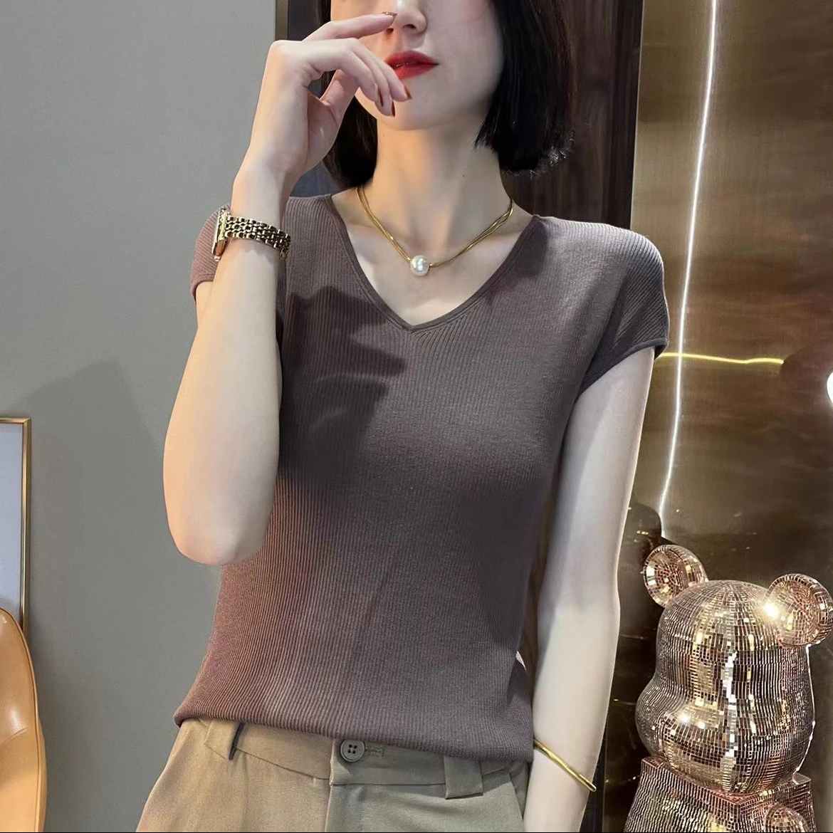 Fashionable and versatile solid color v-neck slimming and temperament bottoming vest for women