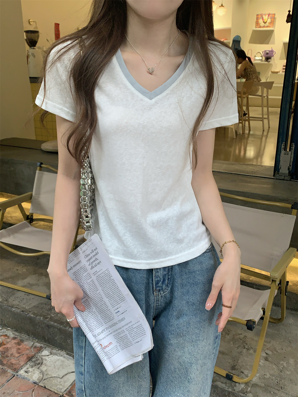 Actual shot of summer Korean style loose v-neck contrasting color temperament versatile skin-friendly short-sleeved T-shirt top for women
