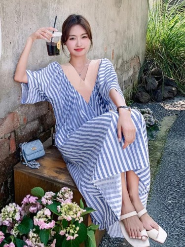 French loose v-neck striped dress for women 2024 summer new high-end casual casual body-covering slimming A-line skirt