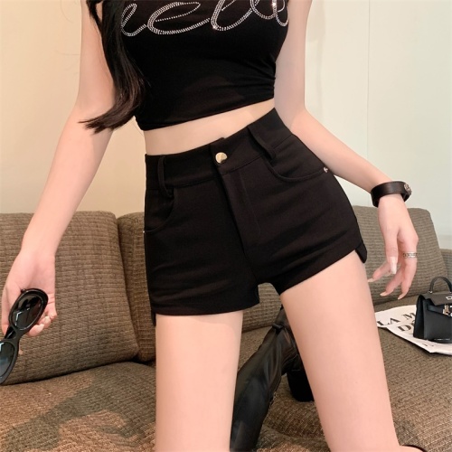 Real shot of hot girls' tight casual shorts, women's summer slimming butt-covering, versatile high-waisted A-line hot pants