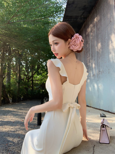 Real shot of white square-neck suspender dress in summer, French niche design, gentle waist and gentle long skirt