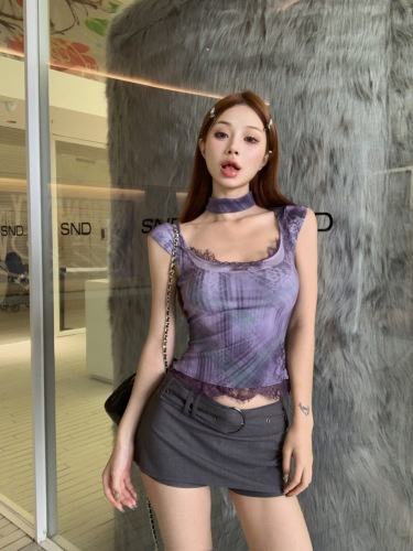 Real shot of hot girl looking slim in lace patchwork vest + low-waist skirt pants for women