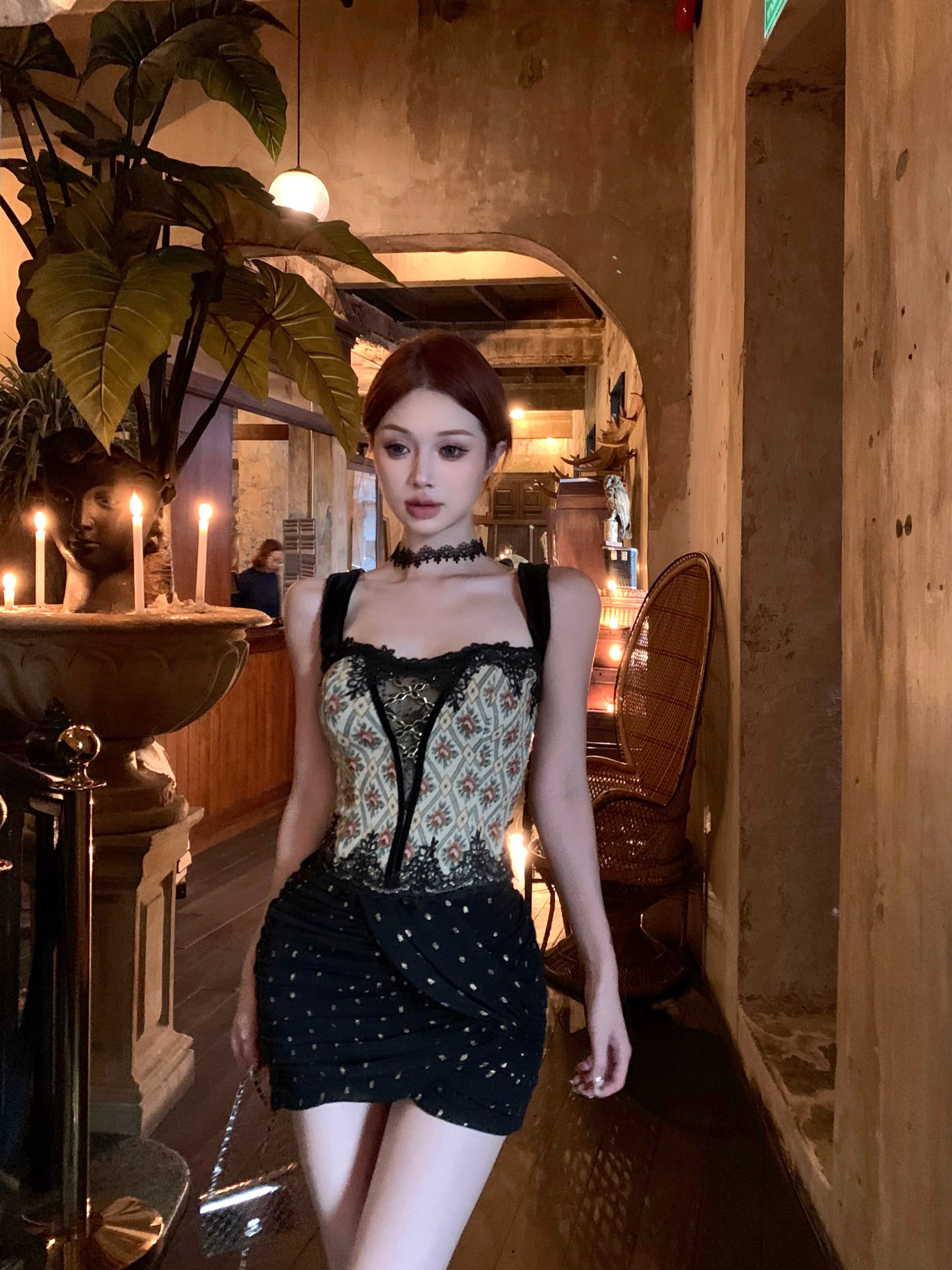 Real shot of heavy-duty French jacquard lace spliced ​​velvet shoulder strap fishbone bra + bronzing pleated hip-covering skirt