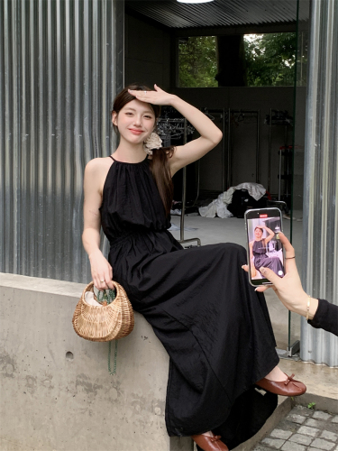 Real shot of acetic acid loose slimming design with exposed waist and discreet black dress with halter neck and high waist skirt