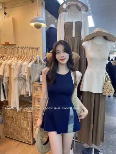 Hot girl's unique and chic knitted camisole women's summer design niche outer wear slim fit slit sleeveless top