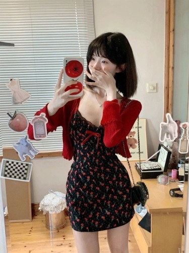 Sweet hottie waist-cinching short skirt cardigan two-piece set for women French new floral suspender dress