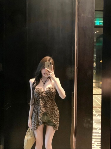 Real shot of hot girl camisole leopard print chiffon with chest pad retro halter top denim shorts suit