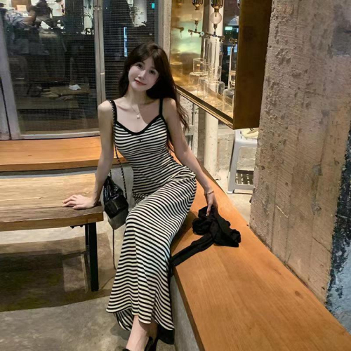 French hip-hugging long skirt for women 2024 summer fashionable and casual a-line striped slim slim suspender dress