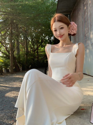 Real shot of white square-neck suspender dress in summer, French niche design, gentle waist and gentle long skirt